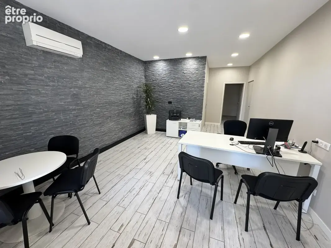 MALLEMORT, dans le Domaine du Golf de Pont Royal, murs commerciaux 77 m2 - photo 2