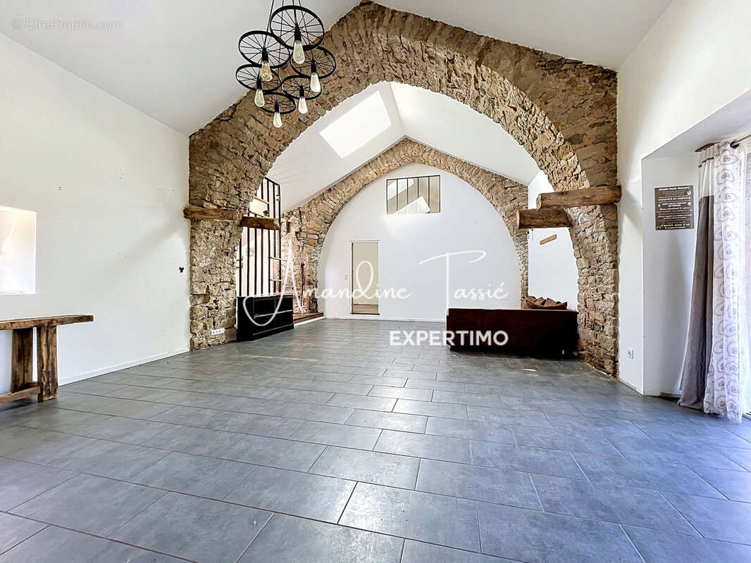 Ancien corps de ferme rénové avec 6 chambres et dépendances - photo 11