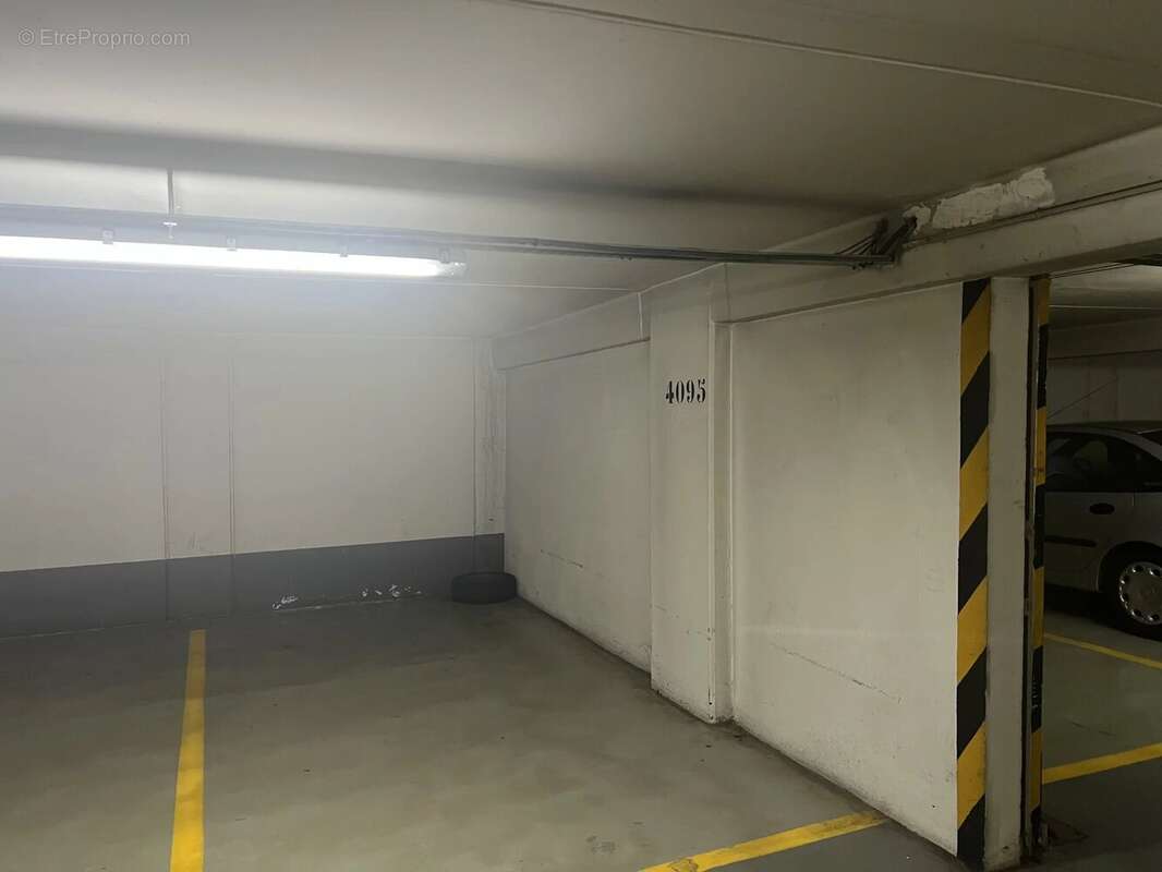 Parking à PARIS-8E