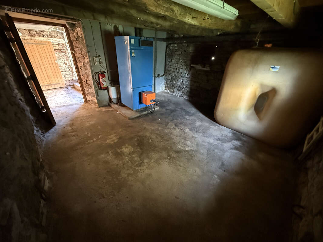 Maison à SAINT-VICTOR-ET-MELVIEU