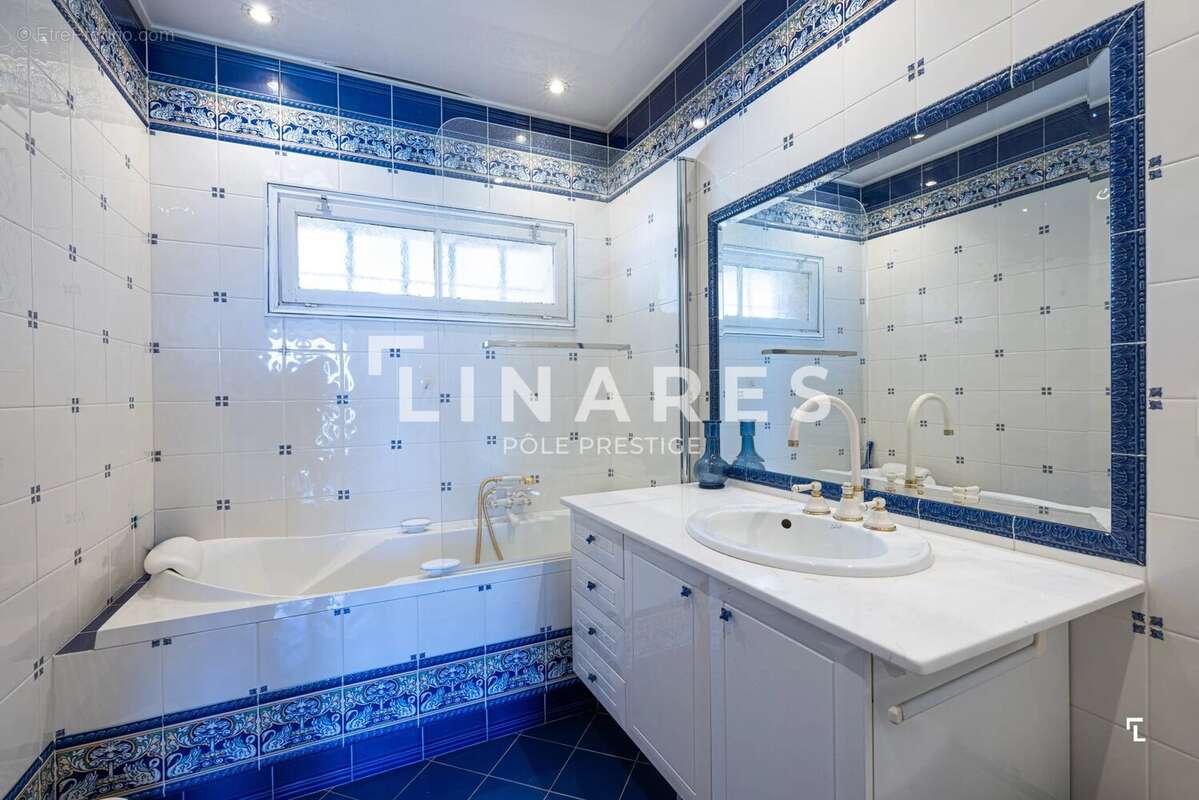 LES HAUTS : Propriété de 310m2 (145 + 90 + 40 + 30m2) Piscine à fond mobile, Tennis,  2 hectares - Simiane-Collongue - photo 15