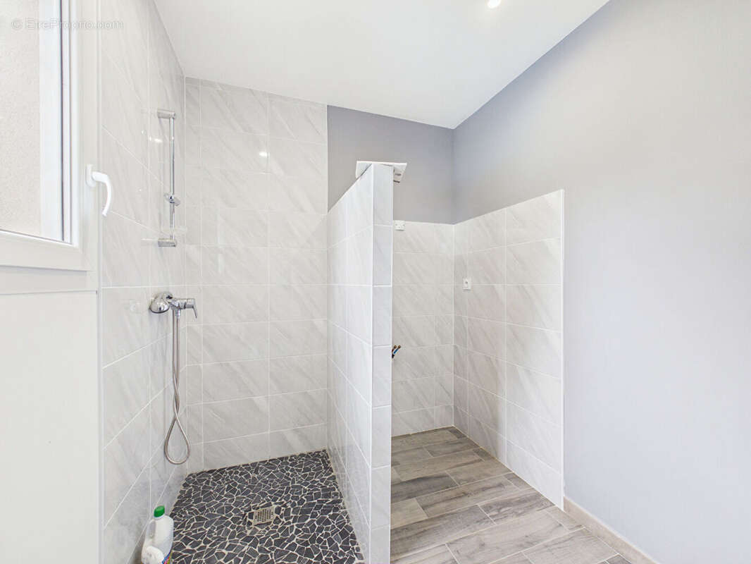 Maison récente plain pied de 106 m2 avec piscine et garage - photo 18