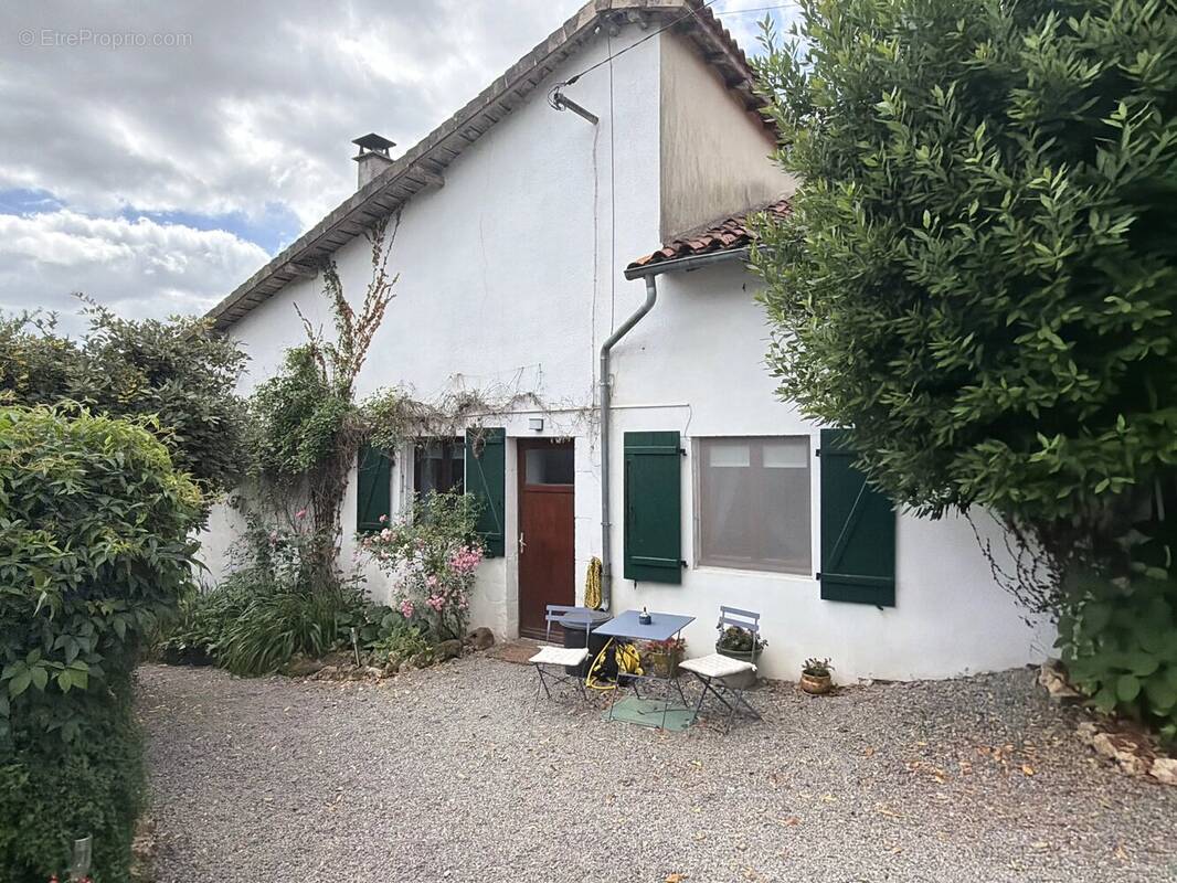 Une charmante maison individuelle offrant une vue magnifique - photo 2