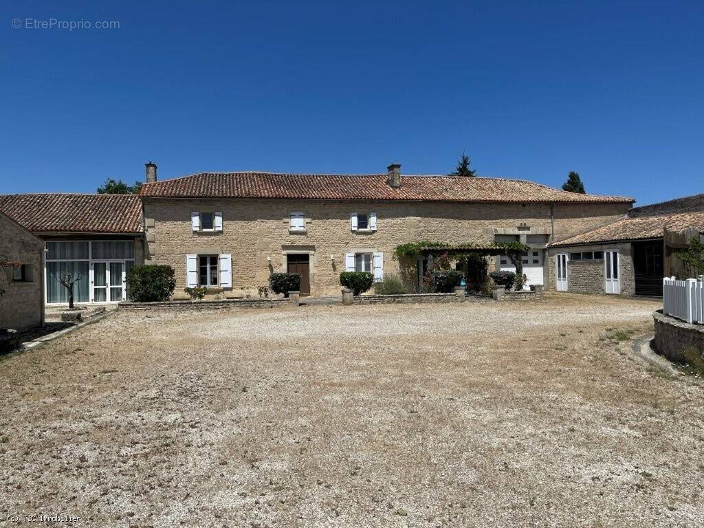 Maison à CHEF-BOUTONNE