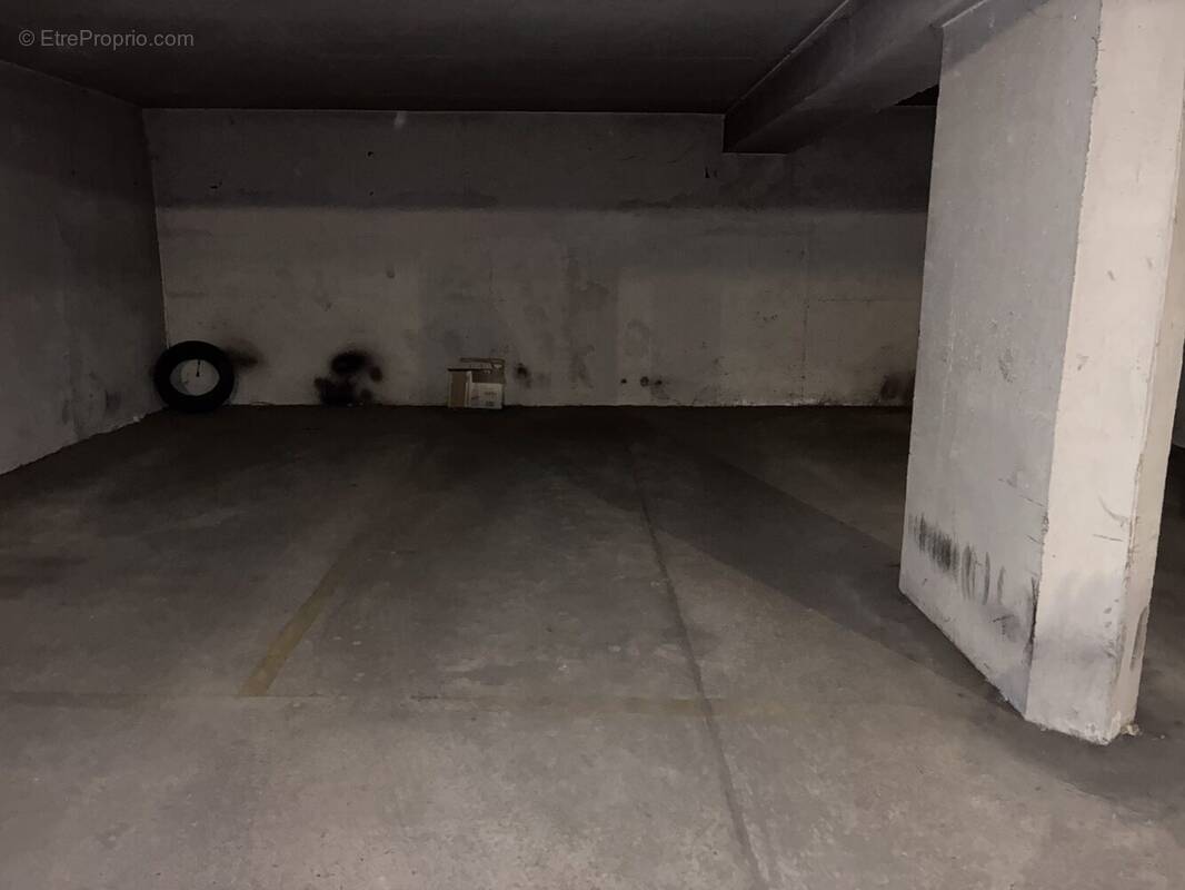 Parking à PARIS-16E