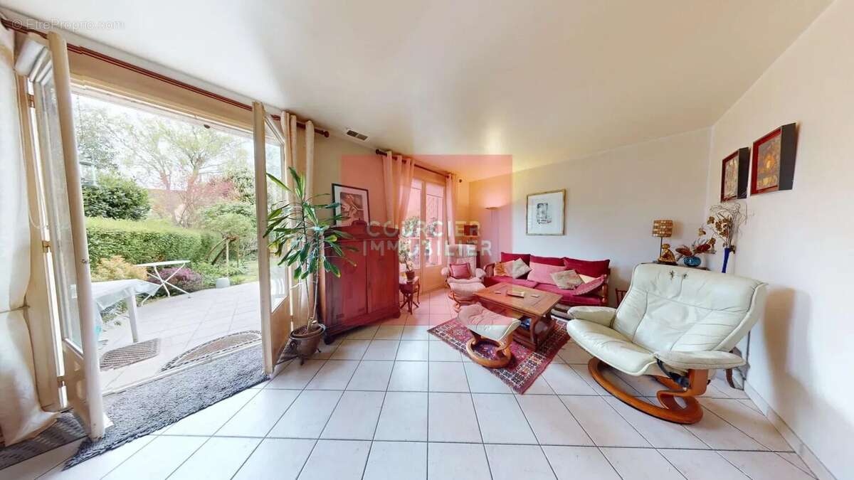 Maison à LE MESNIL-SAINT-DENIS