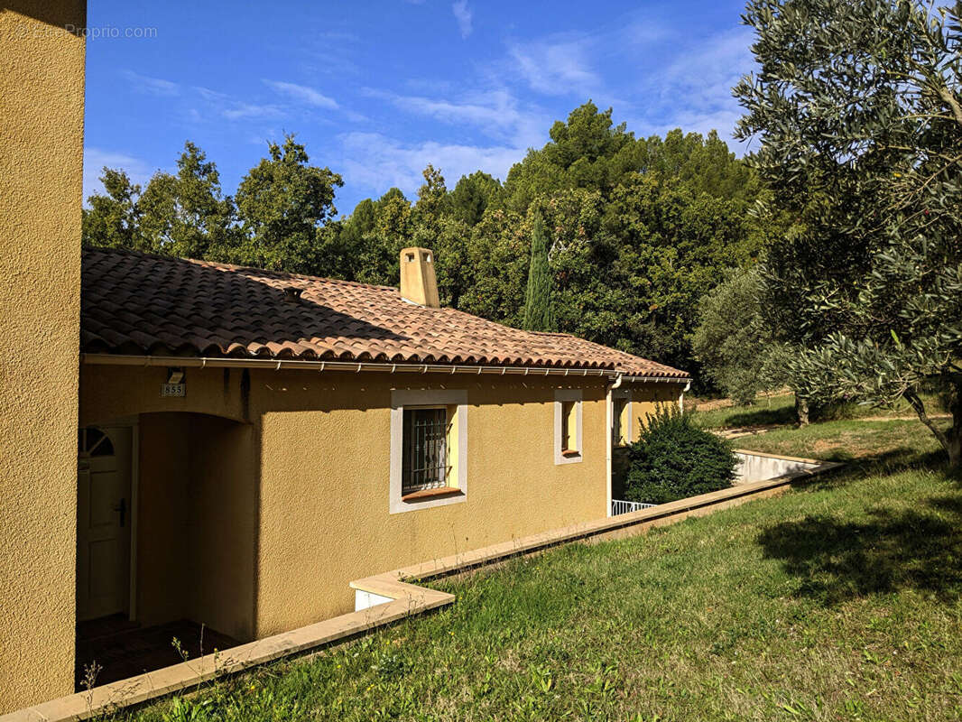 AUPS, superbe villa sur 2510 m 2 de terrain au calme. - photo 13