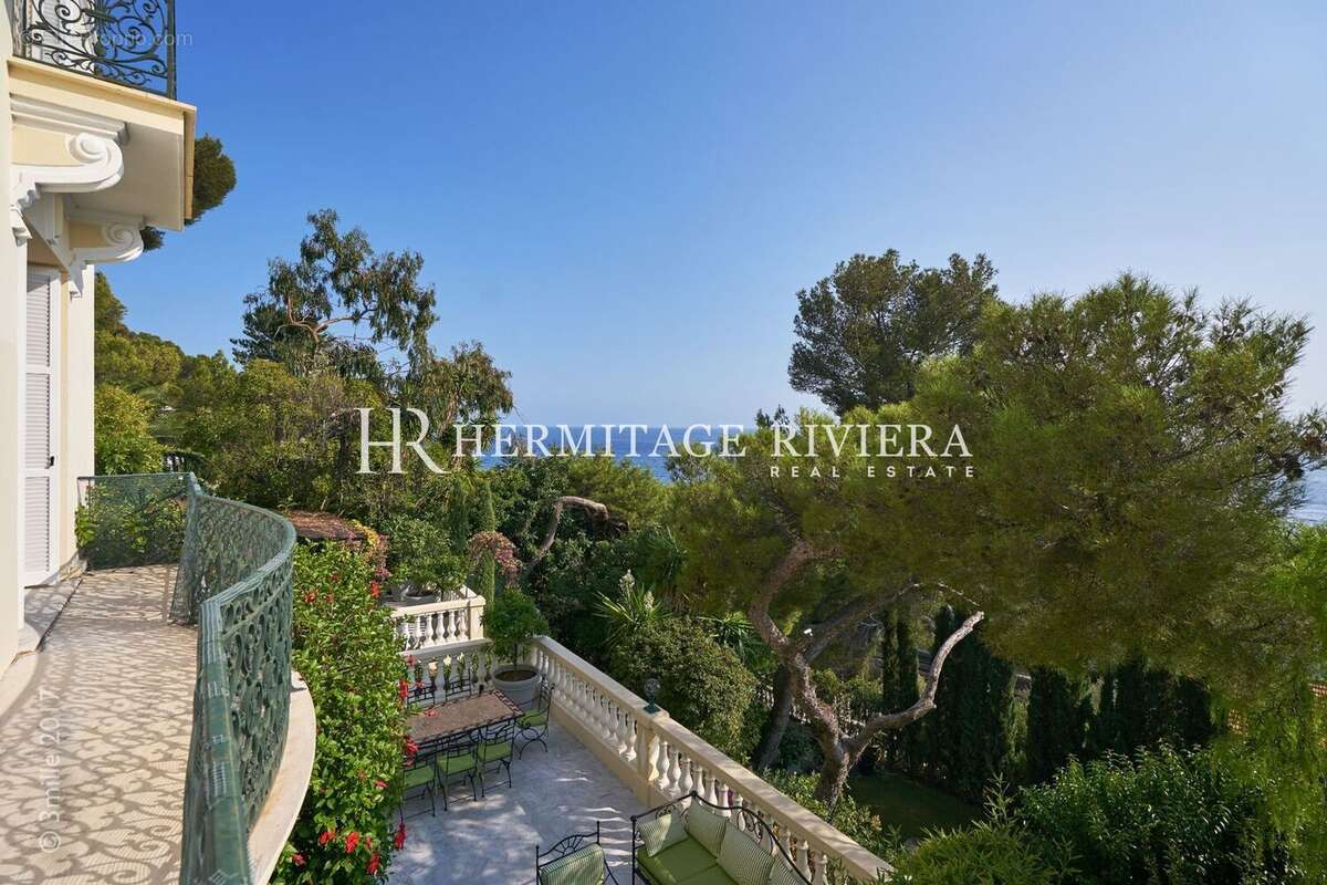 vue de la villa belle époque à vendre à cap-d'ail