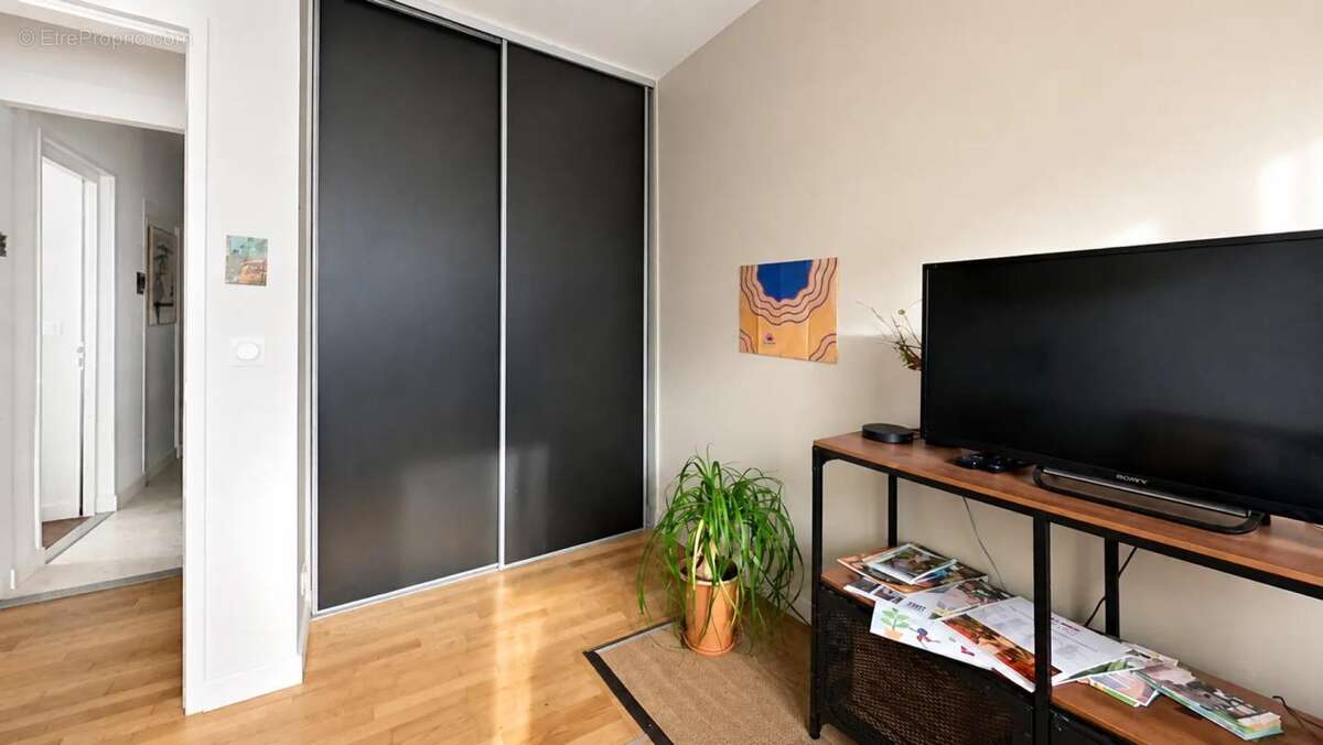 Immeuble de rapport: 3 lots loués: T5, T2, Studio avec 3 garages - photo 2