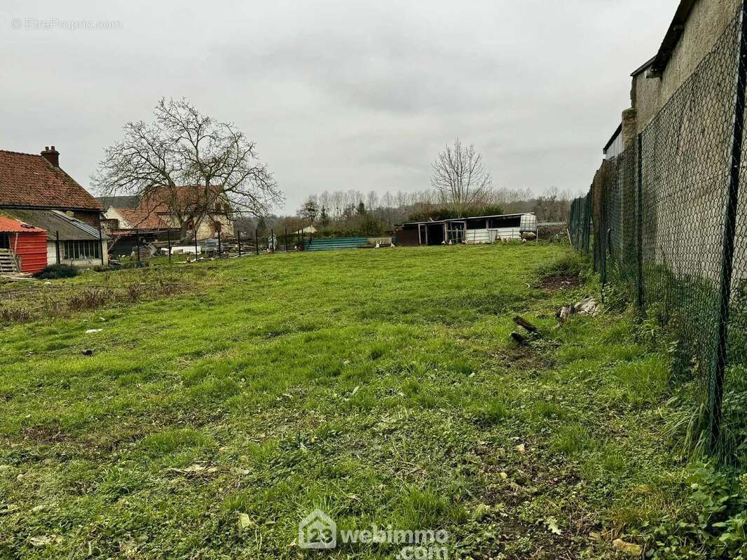Belle parcelle offrant une surface généreuse et un cadre calme, idéale pour une construction - Terrain à VERSIGNY