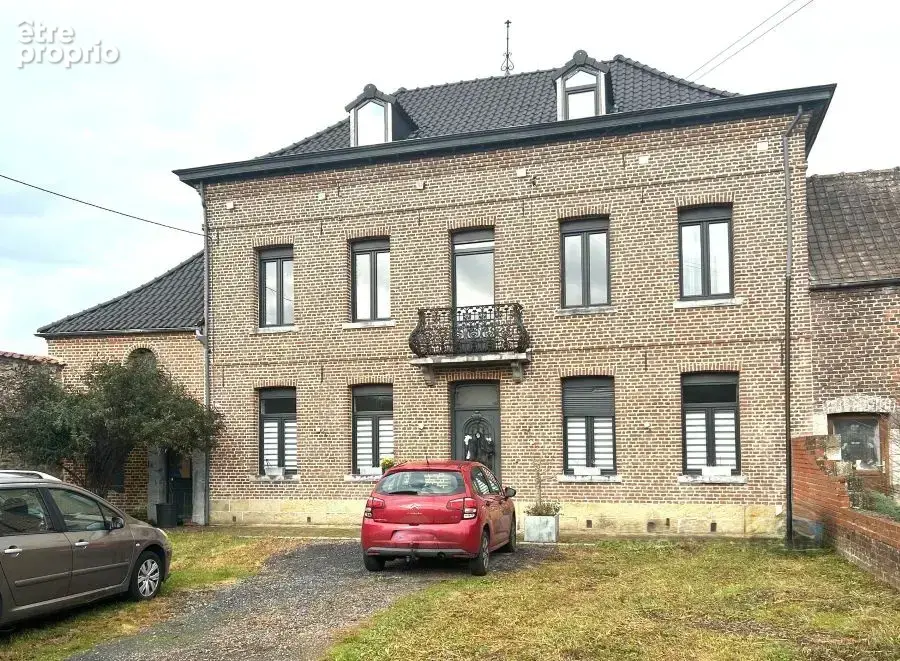 Maison de style Bourgeoise entièrement rénovée située au coeur du village !! Prix NEGOCIABLE ! - photo 1