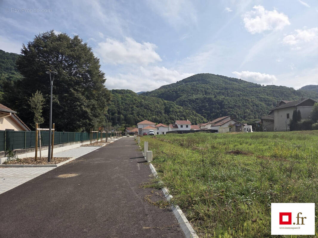 Terrain à TENCIN