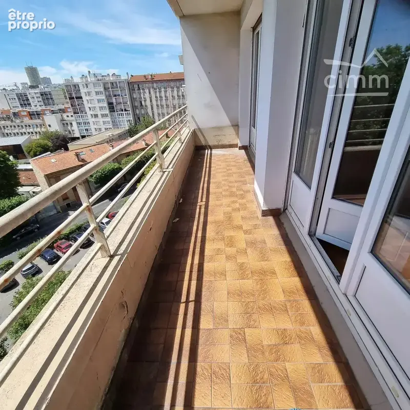 MONTREUIL — T4 de 80 m² avec beau balcon filant, vue dégagée, double parking et cave - photo 2