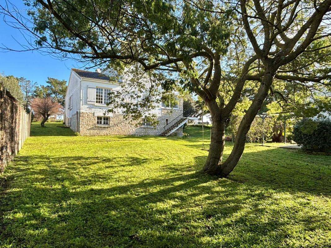 À vendre – Belle maison familiale avec vue mer, dépendance et jardin – La Brée-les-Bains, plage à pied - photo 6