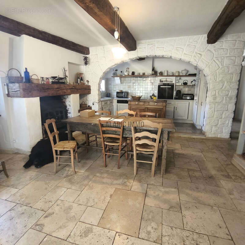Maison  de charme en pierre avec jardin clos et parking privé - photo 6