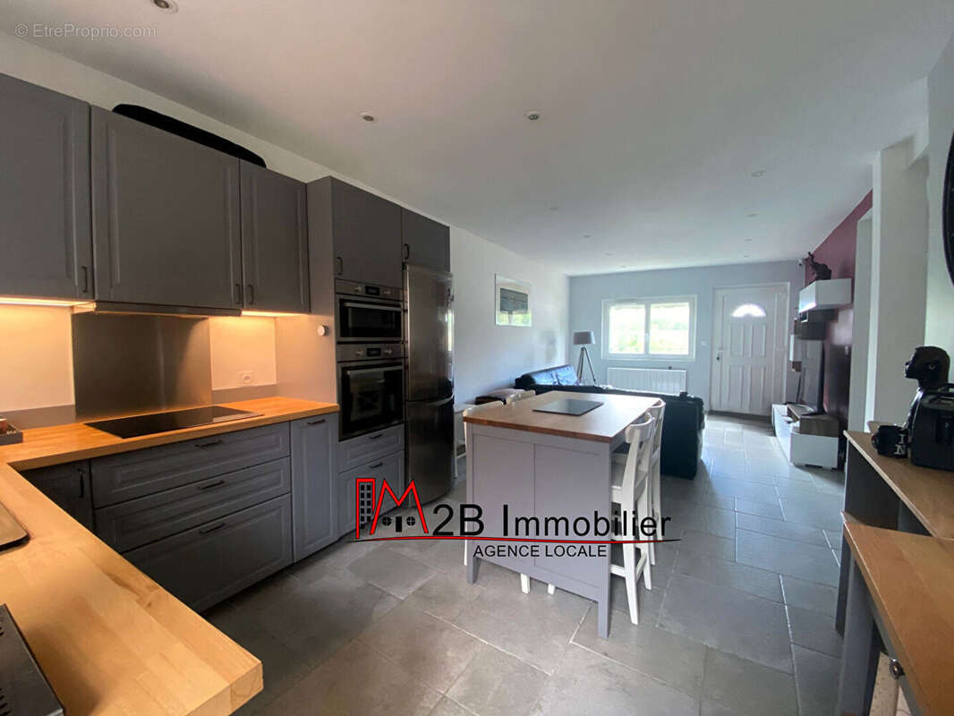 F3 renove avec terrasses - photo 3