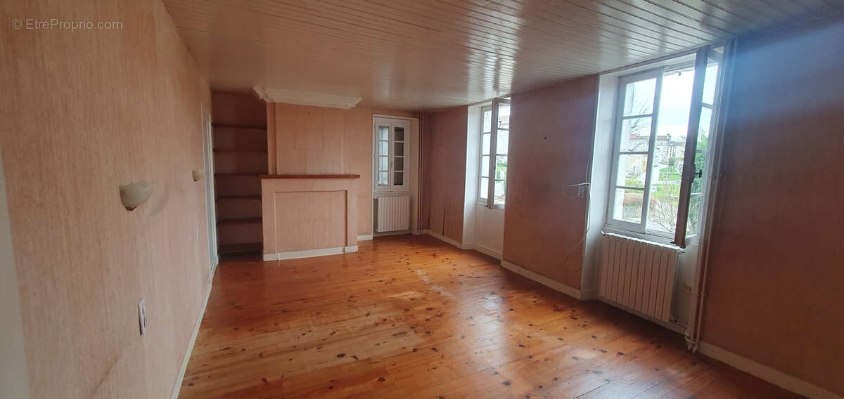 Maison à SAINT-MEME-LES-CARRIERES