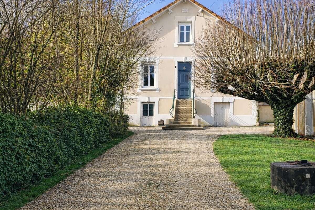 Maison à RUELLE-SUR-TOUVRE