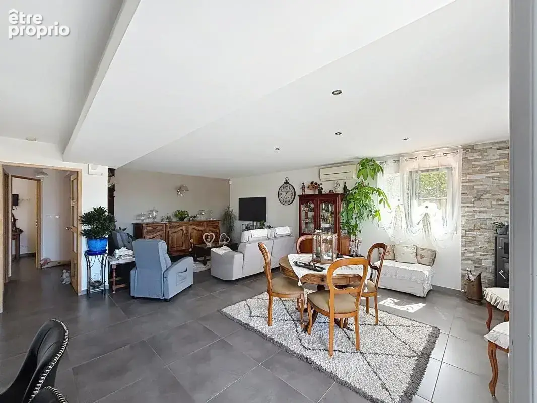MARSEILLE 13e (Les Olives) – Propriété de 167 m² : Grande Maison Familiale ou Jusqu'à 4 Logements Indépendants Piscine Garages & - photo 3