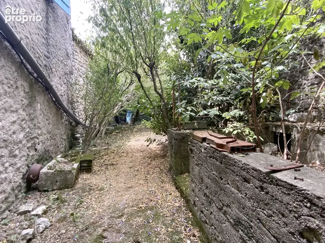 Maison à rénover avec cour, jardin et garage au coeur d'un des plus beaux villages de France. - photo 11