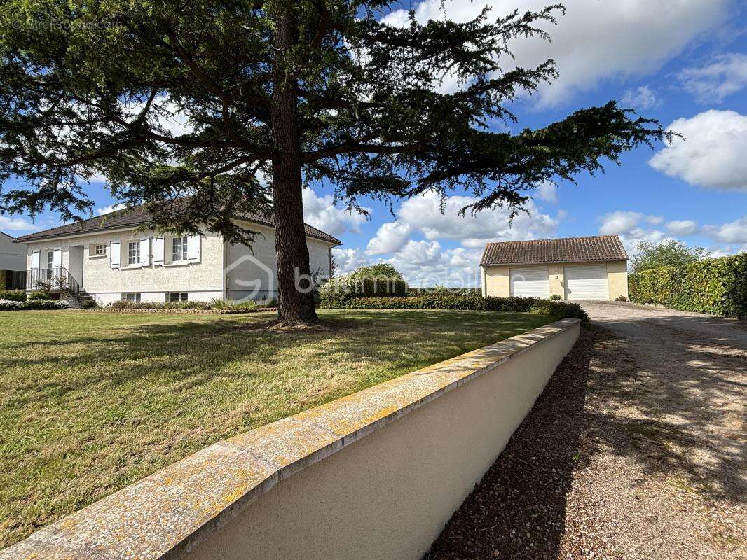 Maison à DANGE-SAINT-ROMAIN