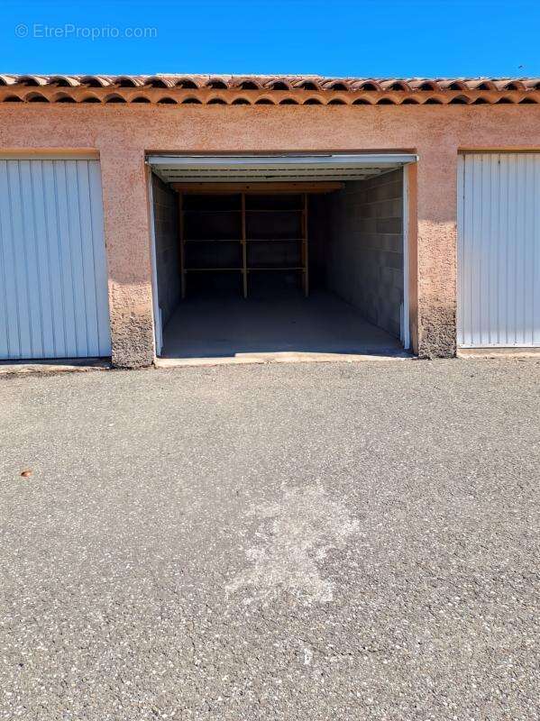 Parking à CHATEAU-ARNOUX-SAINT-AUBAN