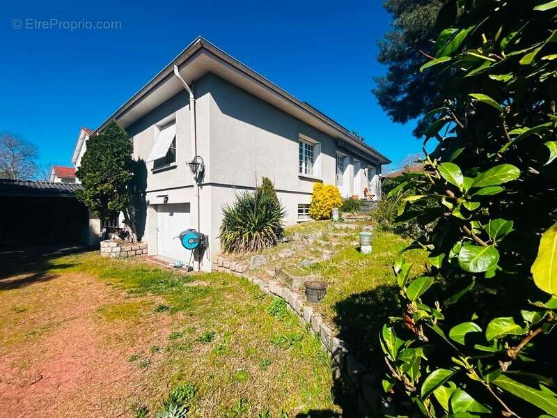 Maison 158 m², terrasse exposee sud, terrain clos de 593 m², 4 chambres, garage, cave, pompe a chaleur, panneaux solaires, charp - photo 4