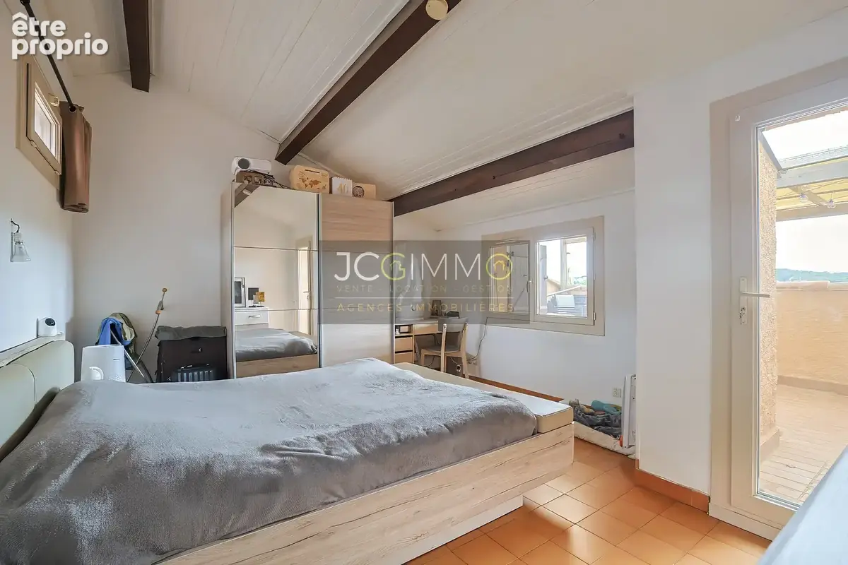 Villa de 318m2 avec deux logements indépendants et fort potentiel ! - photo 30