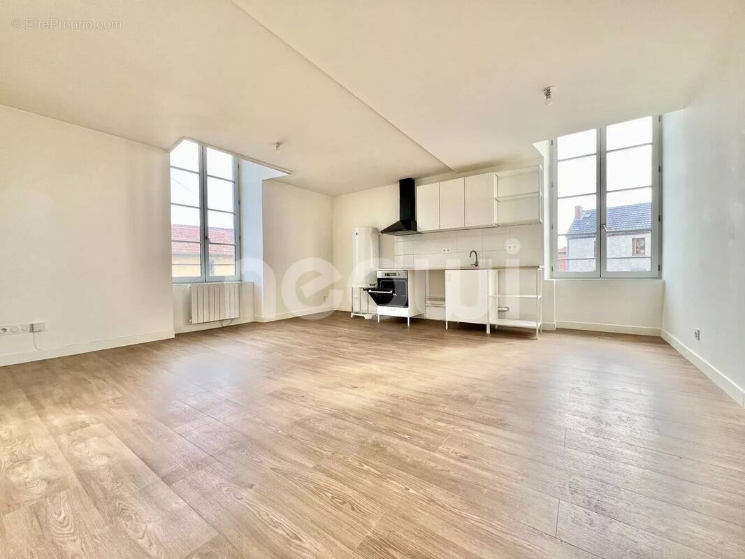 Appartement à COMBRONDE