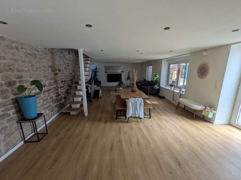 Séglien en campagne longère en pierre rénovée avec vie de plain pied de 243m², garage, atelier et dépendance parcelle de 7125m² - photo 3