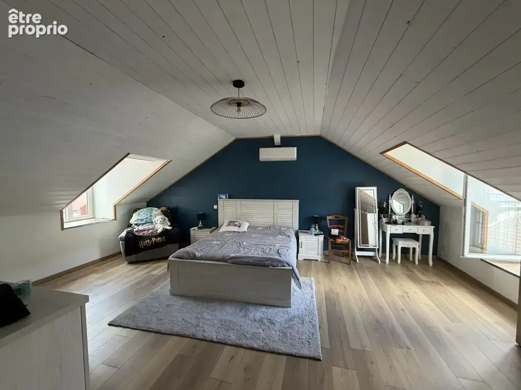 Saint-Claude, proche centre-ville - Maison de ville traversante - photo 5