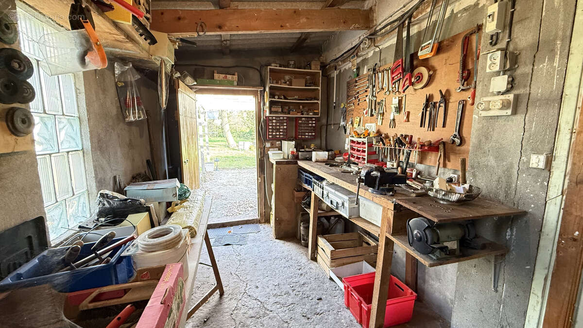 Maison de campagne familiale à rénover entièrement avec grand terrain et dépendances - photo 22