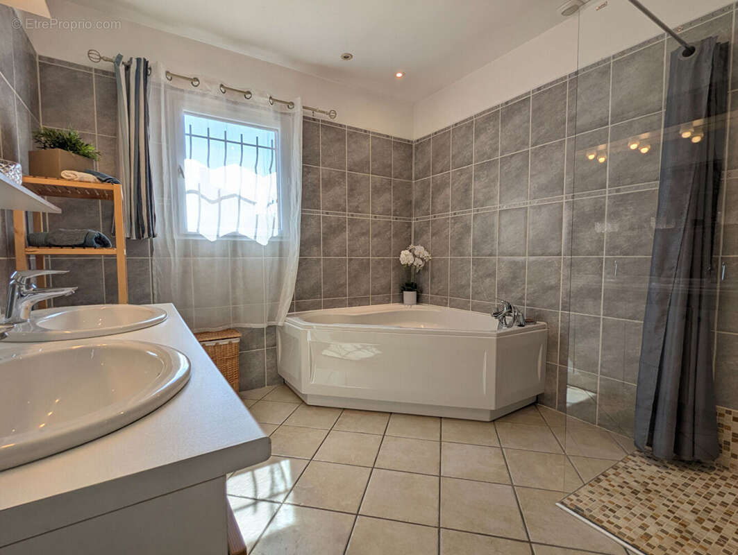 SALERNES, villa de plain-pied, 180 m², garage, piscine, au calme. - photo 13