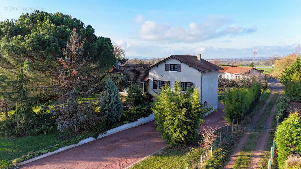 Maison à SAINT-ROMAIN-LA-MOTTE