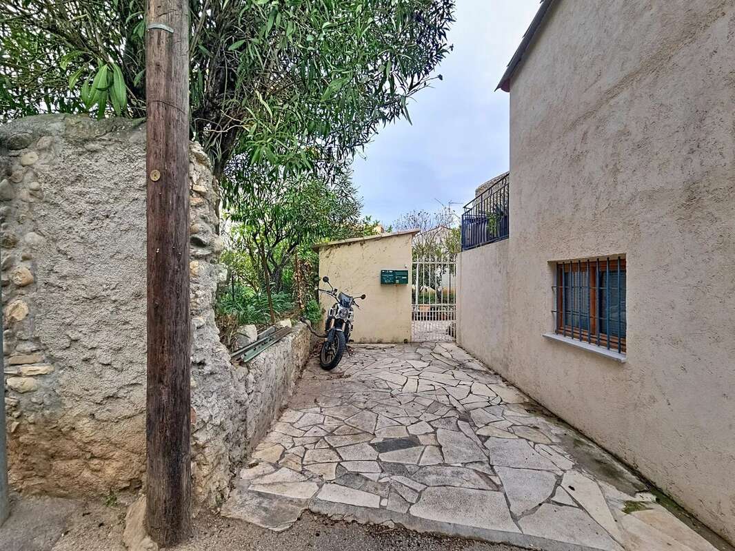 Appartement à SAINT-LAURENT-DU-VAR