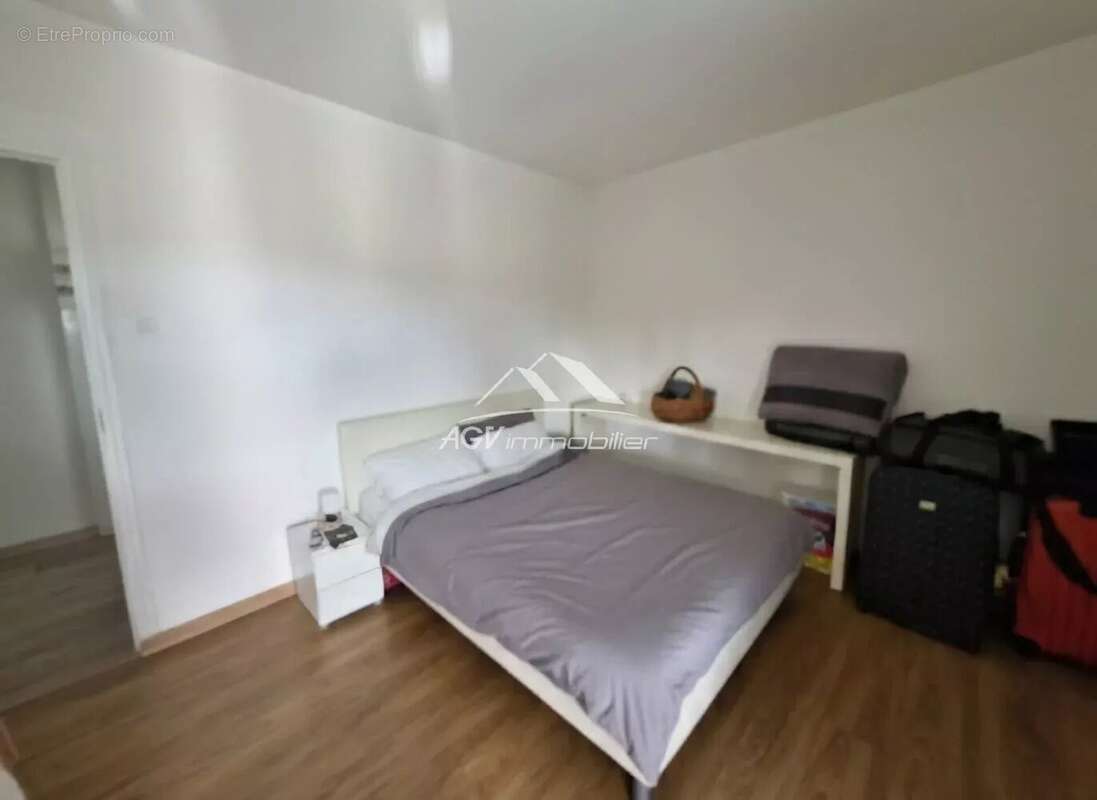 A Saint-Hilaire-De-Brethmas maison avec deux appartements, garage et jardin - photo 9