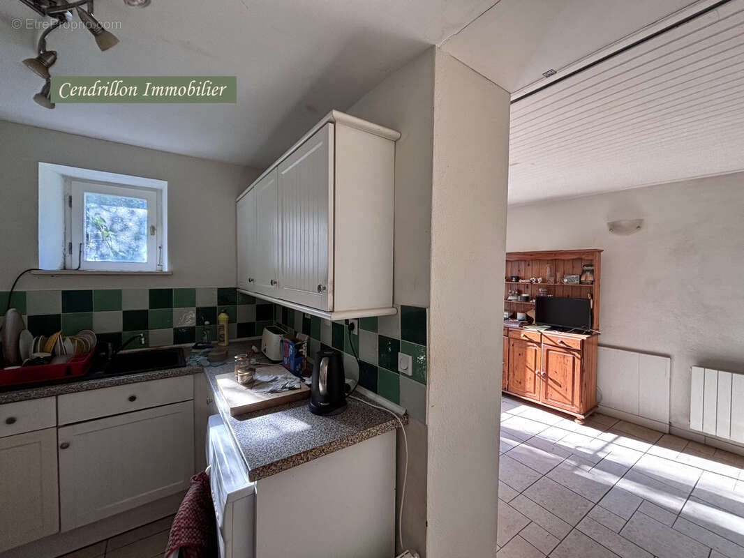 Maison en pierres, 80m2, deux chambres, grand jardin et dépendance. - photo 7
