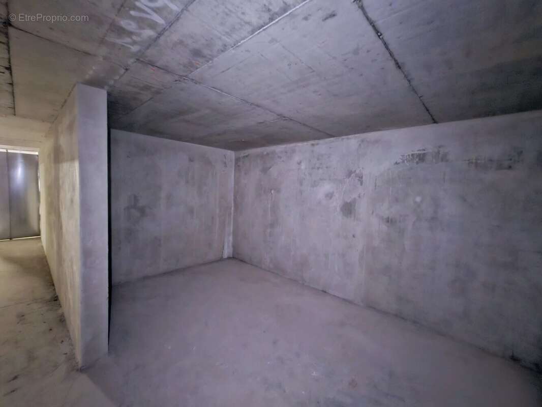 Parking à SAINT-LAURENT-DU-VAR