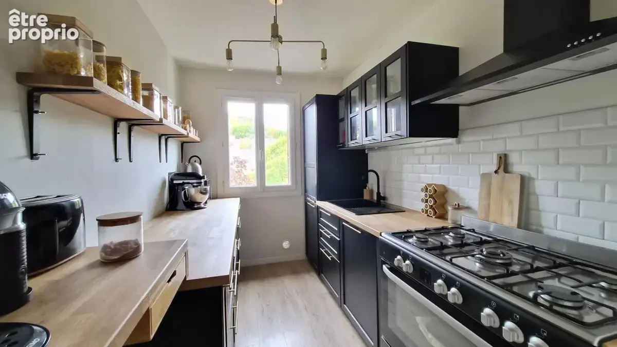 T4 rénové de 69.14 m², dernier étage, balcon, caves, parking - photo 5