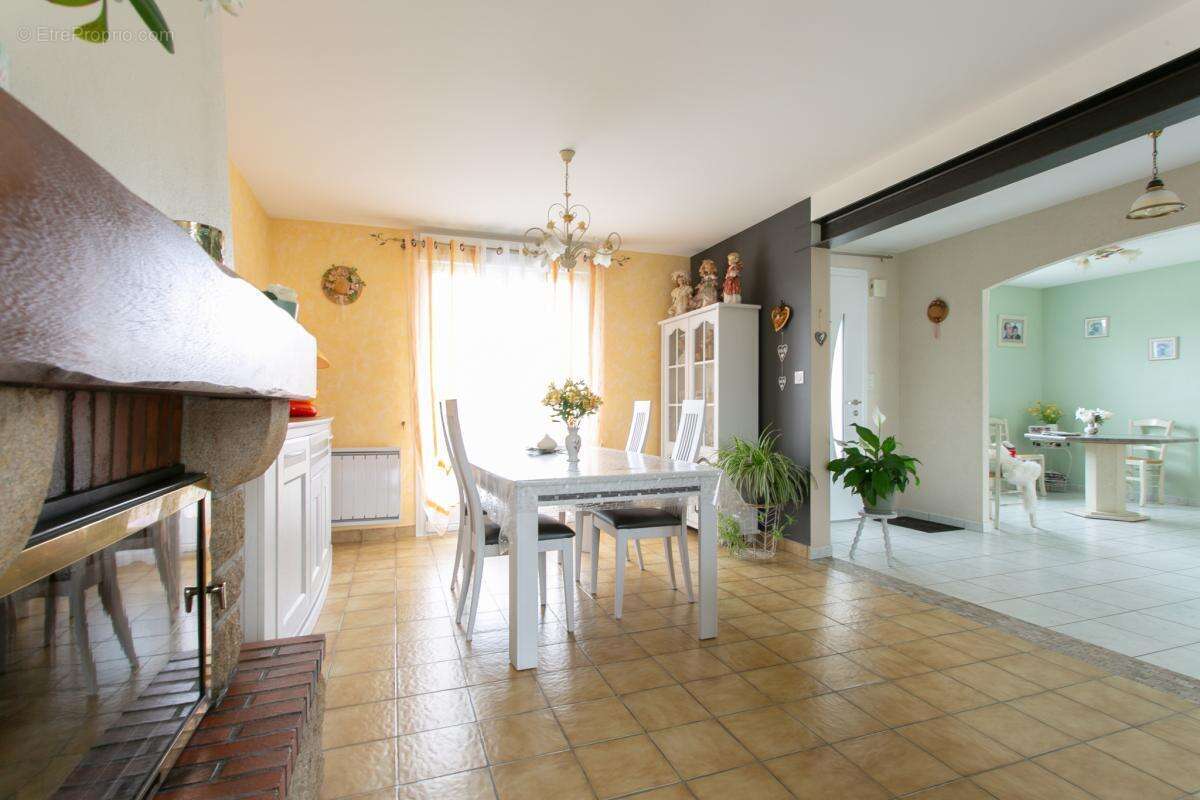 BAISSE DE PRIX  Maison 4 chambres en plein bourg de MESANGE - photo 3