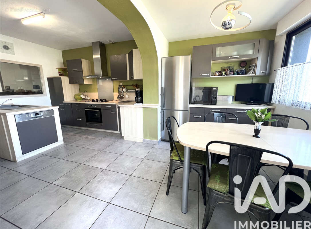 Maison 140 m² à Evron  - photo 3