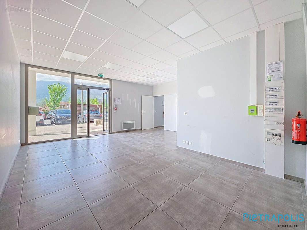 Commerce à SAINT-GENIS-POUILLY