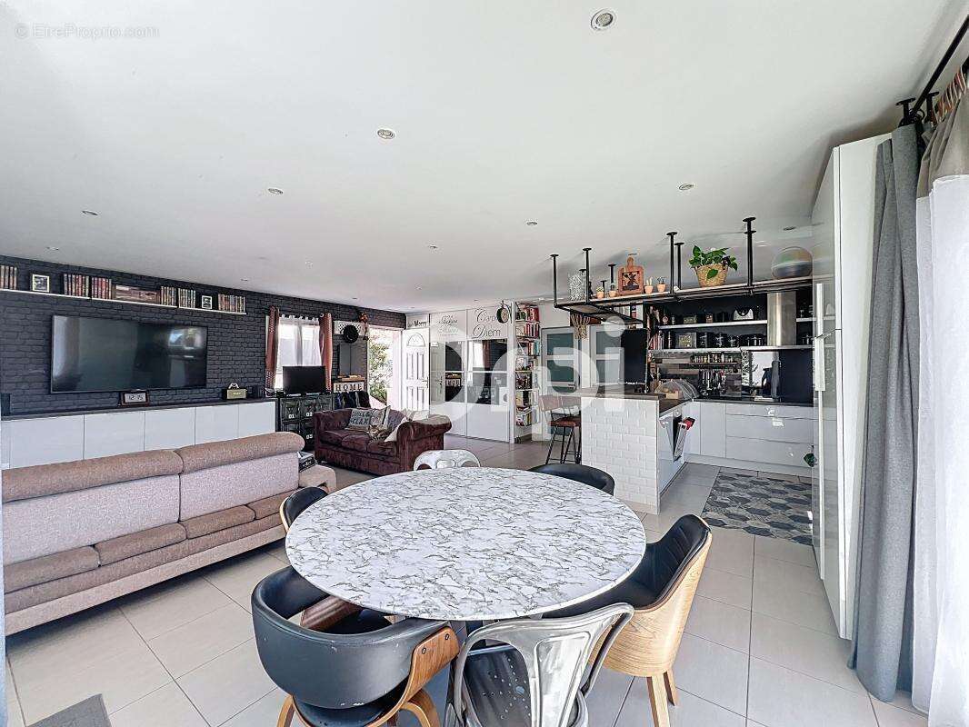 Maison à ROQUEBRUNE-SUR-ARGENS