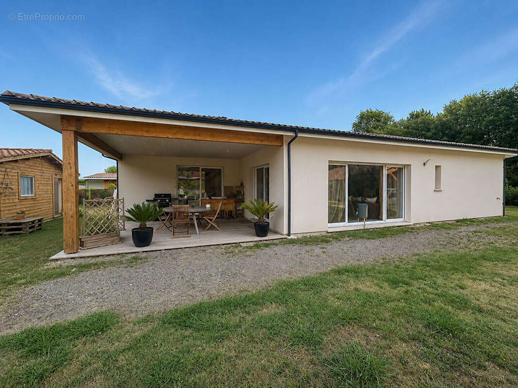 Maison contemporaine récente de plain -pied, piscine et annexes - photo 3
