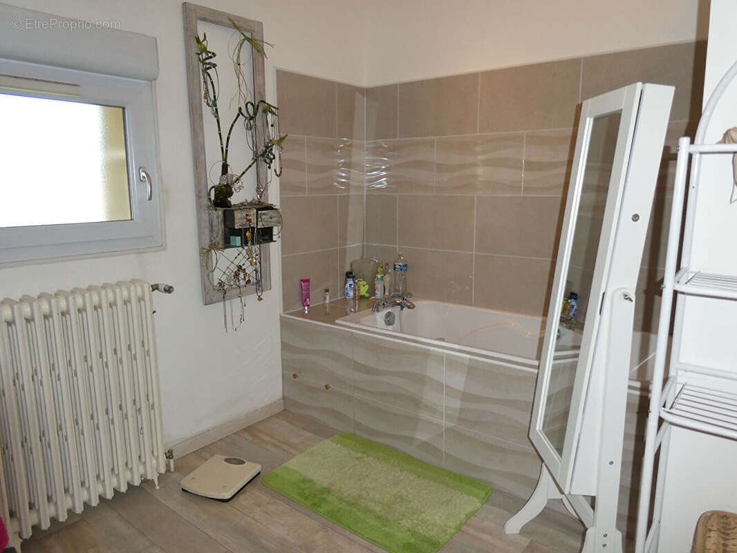 Maison à AMBRIERES-LES-VALLEES