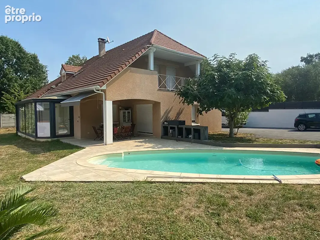 Une maison rare par ses volumes et sa configuration, à découvrir sans tarder à Lons. - photo 1