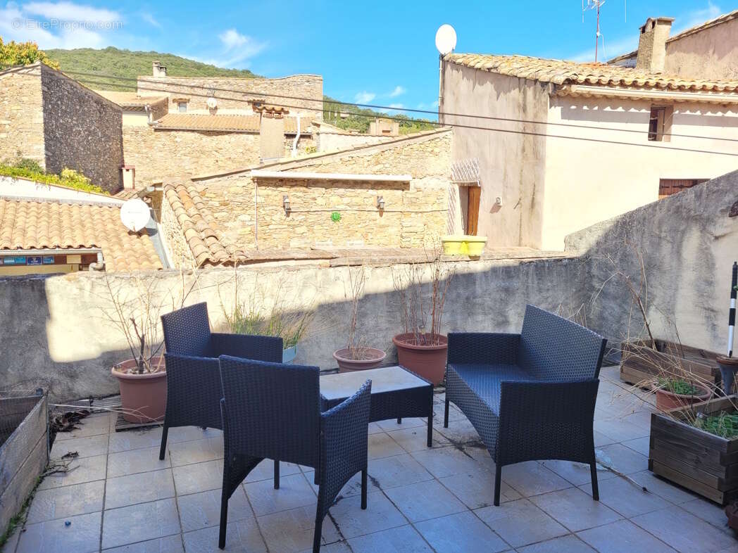 Maison en pierres de 177 m² habitables avec cour et terrasse. - photo 5