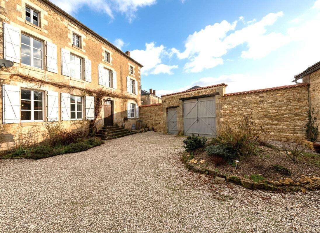 Maison à CHAMPAGNE-MOUTON