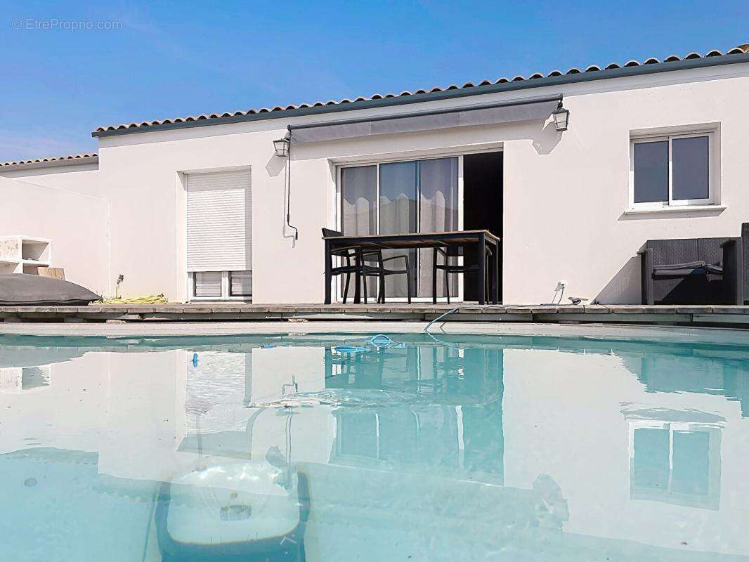 Maison de plain-pied - 2019 - 83 m² - 3 chambres - Jardin, piscine et garage - photo 10