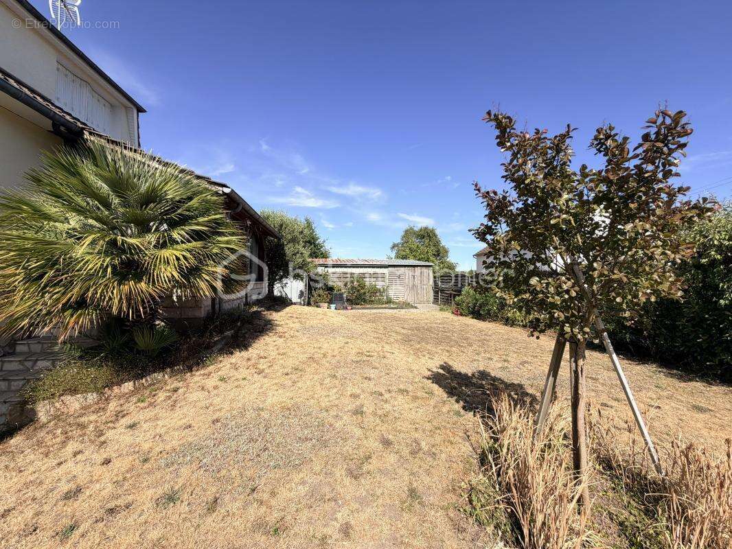 Maison familiale de 136 m² avec sous-sol complet et dépendances - photo 17